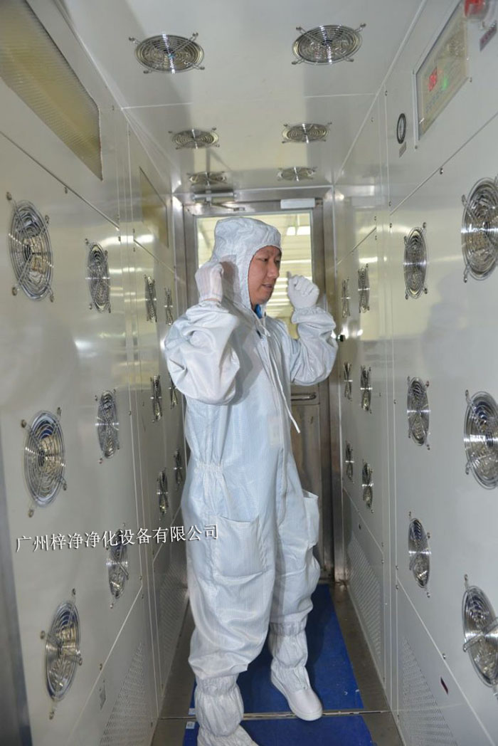 風淋室不僅可以為工作人員提供清潔的空氣環境，還可以對物料進行凈化處理。