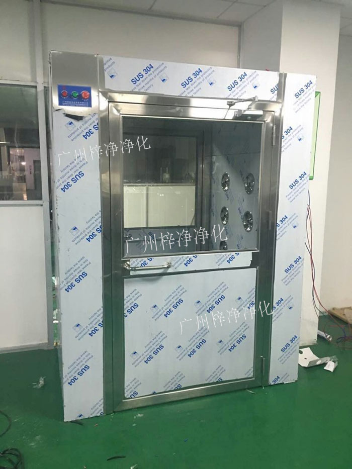 防爆風淋室是指風淋室的電機、指示燈、照明燈、接線管必須嚴格按照防爆標準