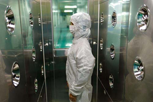 風淋室工作原理是通過高速氣流的沖擊，有效清除進入潔凈室的人員、物料表面攜帶的塵埃和污染物。
